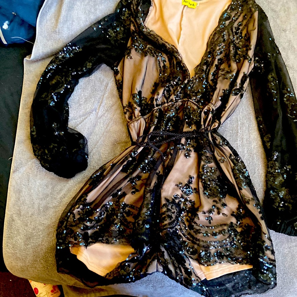 XL Black Shear sequence Jumper wit black rope style belt inside is beige.Fits LG